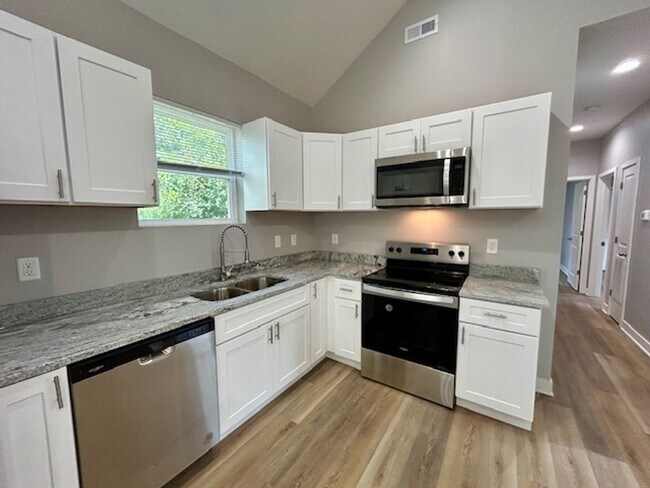 Building Photo - Charming 3-Bedroom 2 Bathroom Duplex in th...