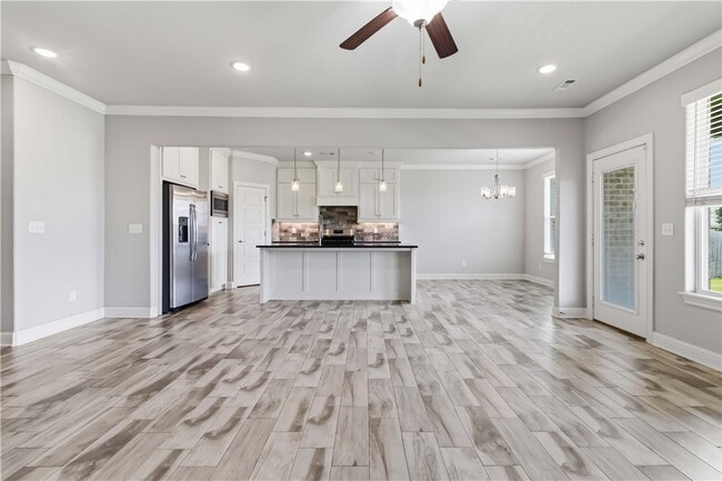 Building Photo - 931 E Skyline Lp