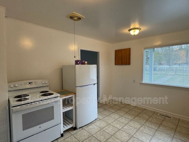 Building Photo - 17900 Noll Rd NE