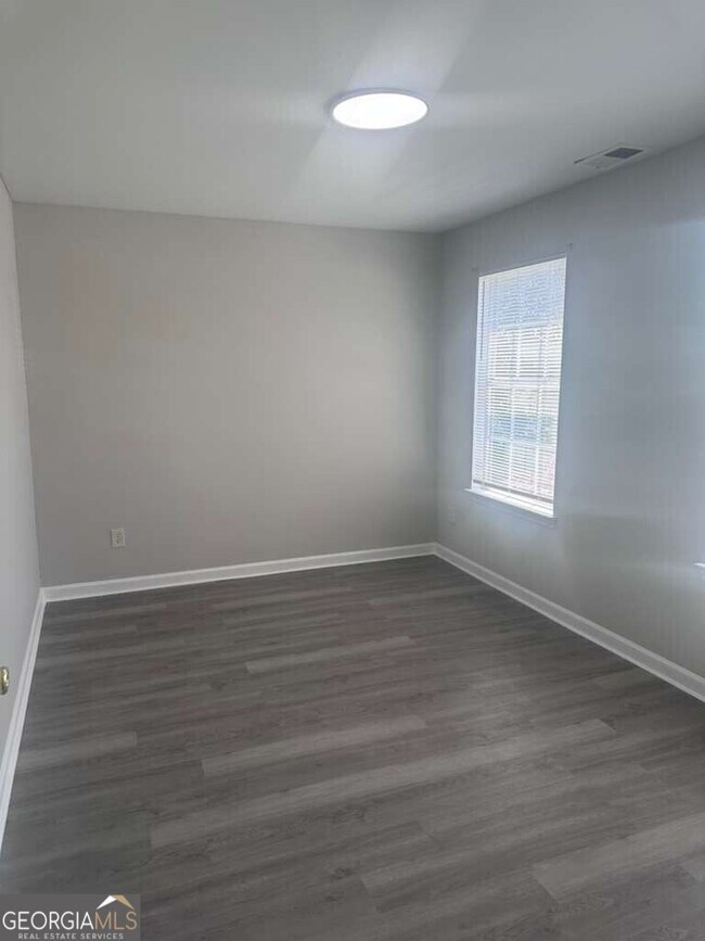 Building Photo - 400 Stonehaven Cir