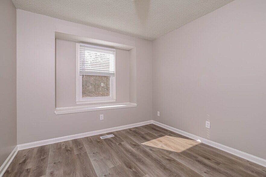 Building Photo - 429 Dickens Dr