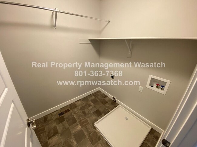Building Photo - Beautiful 3 Bed, 4 Bath Townhome with 2-ca...