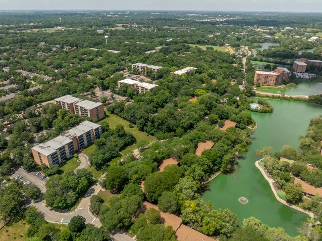 Building Photo - 6020 Oakwood Dr