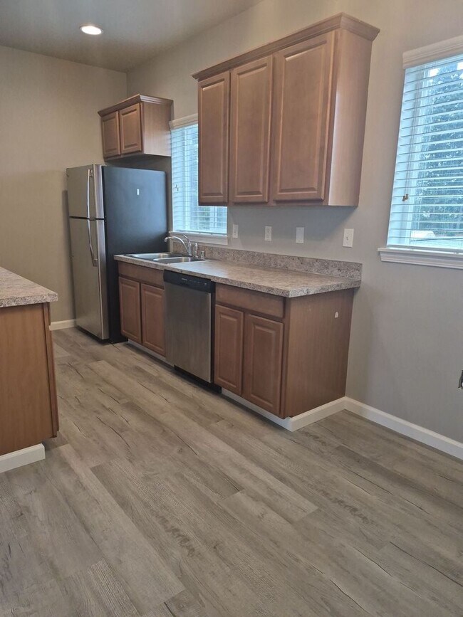 Building Photo - Welcome home to this beautiful 2BD/2.5BA, newly updated tri-level townhome!!!