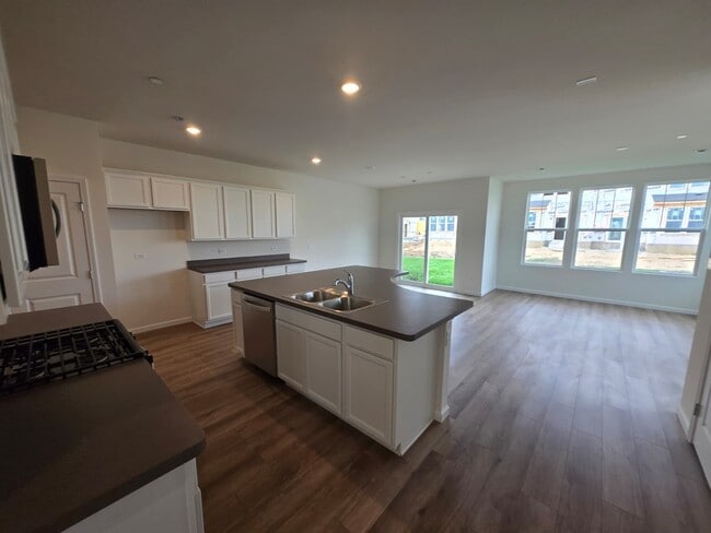 Building Photo - 5931 Hawkweed Dr