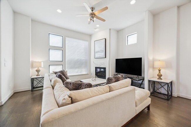 Building Photo - 902 Roy St