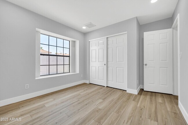 Building Photo - 5302 W Cheryl Dr