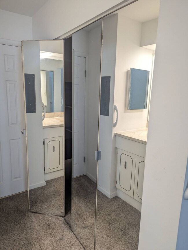 Building Photo - 2BR MORGANDALE CONDO AVAIL. IMMED!!