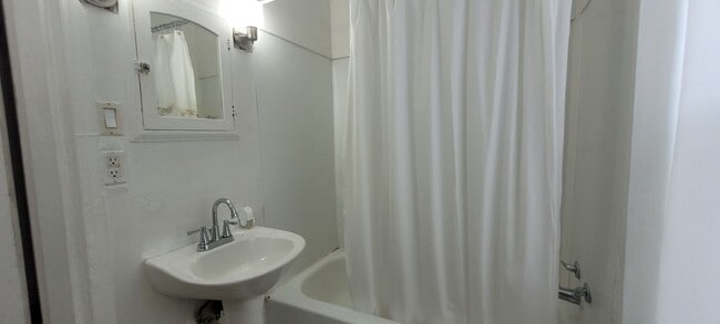 Building Photo - 3 bedroom 1 bathroom York, PA