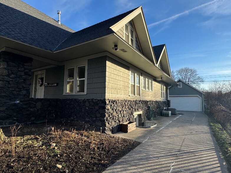 Building Photo - 615 W Waverly Pl