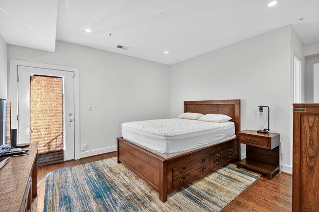 Building Photo - Sophisticated, Beautifully Furnished 2br/2...
