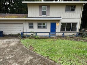 Building Photo - 4 bed/1.5 bath House with large backyard