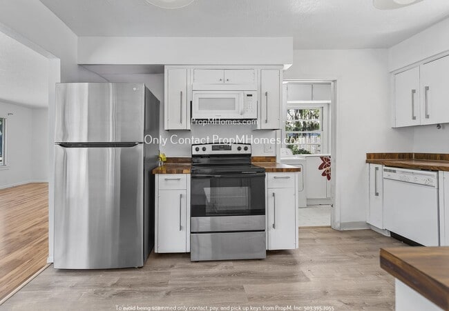 Building Photo - Charming Three Bedroom in Woodstock Neighborhood!