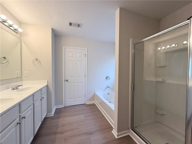 Building Photo - 3080 Centerglen Ln