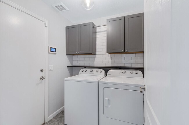 Building Photo - 4 Bedroom/2 Bathroom Remodeled home with S...