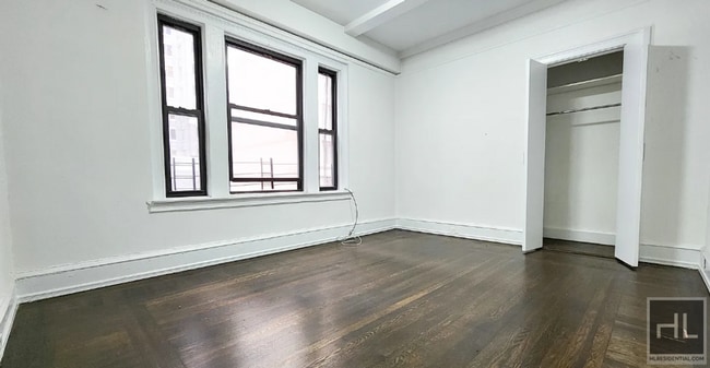 Building Photo - 140 W 55th St