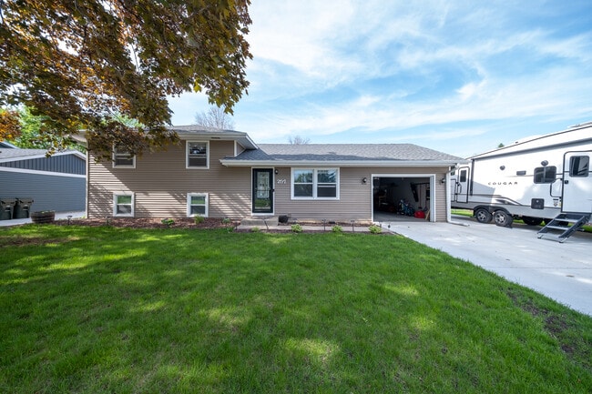 Primary Photo - 257 Elm Dr