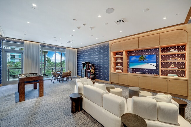 Building Photo - 2655 S Bayshore Dr