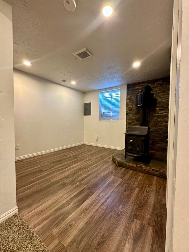 Building Photo - A &amp; E 3rd W Duplex
