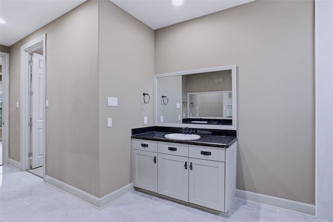 Building Photo - 1603 W 14th St