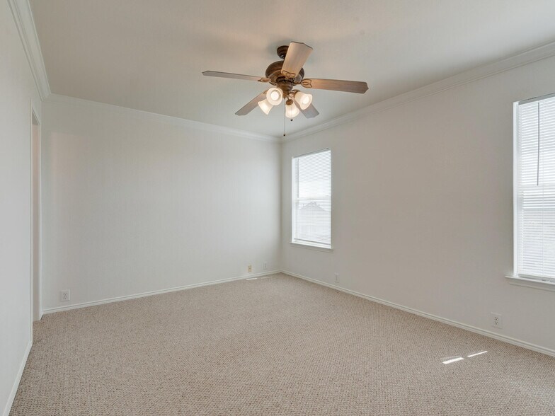 Master Bedroom natural light - 10528 Astor Dr