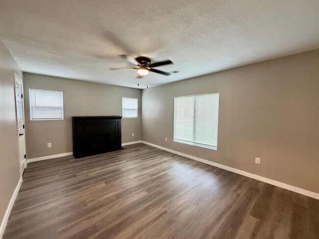 Building Photo - LARGE 4 BEDROOM ALL REMODELED