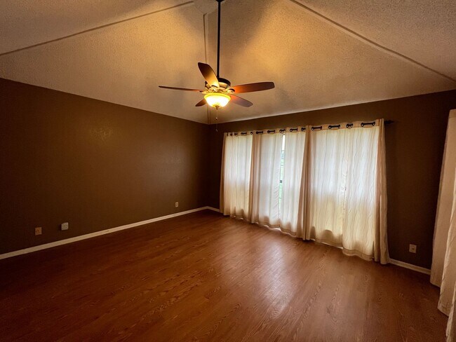 Building Photo - *COMING SOON!* 2 Bedroom Garden Style Villa Home In A Prime Location – Near Shopping & Dining!