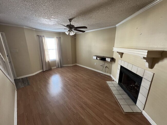 Building Photo - Beautiful 2 Bed, 2.5 Bath townhome on Jefferson Hwy