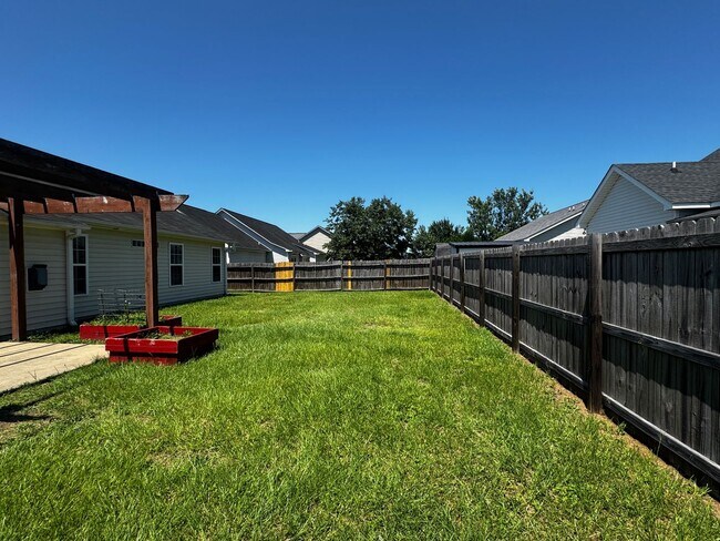 Building Photo - 3 Bedroom 2 Bath with Bonus in Hope Mills