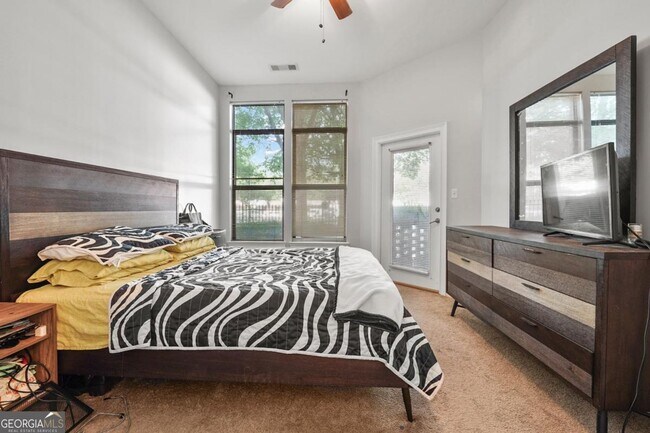 Building Photo - 898 Oak St SW