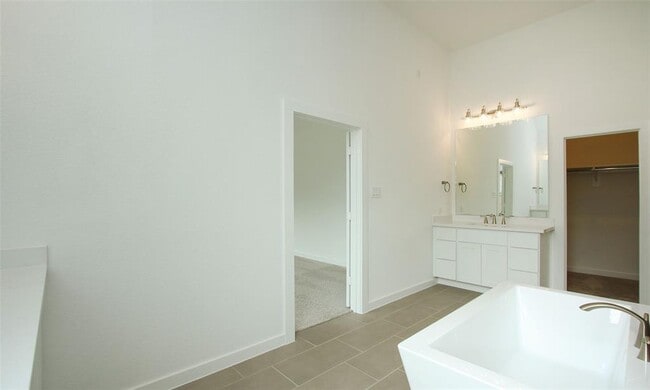 Building Photo - 23715 Fernbriar St