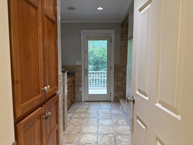Building Photo - 9 Sunny Knoll Terrace