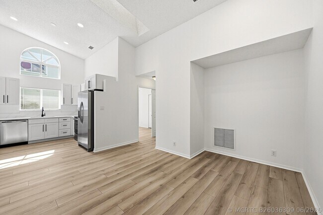 Building Photo - 7618 Pinewalk Dr S