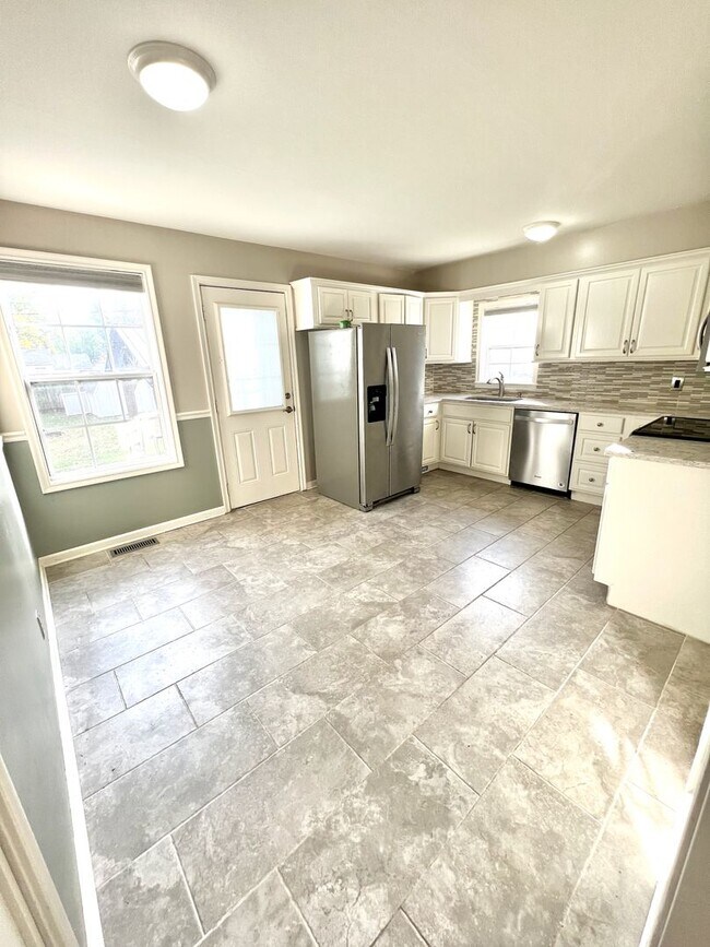 Building Photo - Brookside Bungalow Close to shopping, Riverside trails, & Gathering Place!