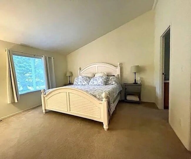 Building Photo - PENDING 3 Bdrm, 2 Bath Furnished Home in O...