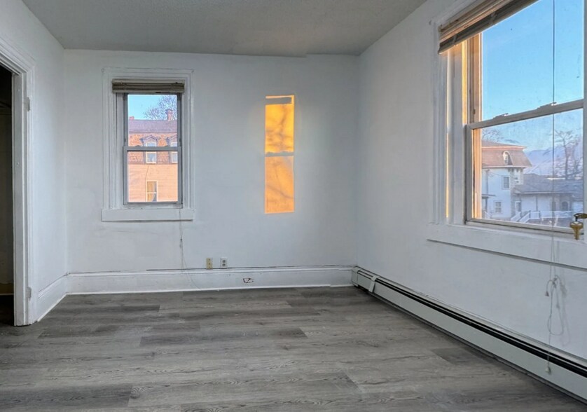 Building Photo - 84 Chatham St