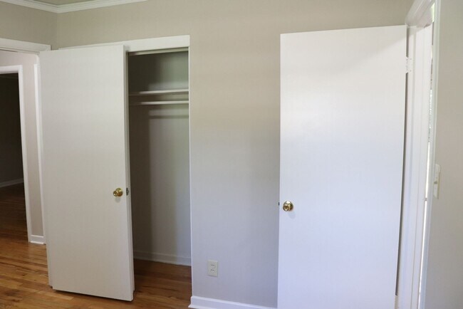Building Photo - 3-Bedroom thats move-in ready and just wai...
