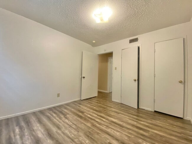 Building Photo - Great rental near center of Lubbock now av...