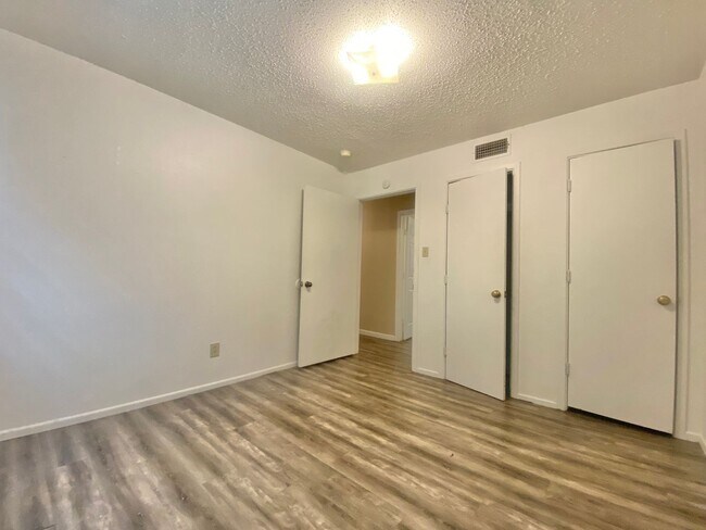 Building Photo - Move in special - second month's rent is free