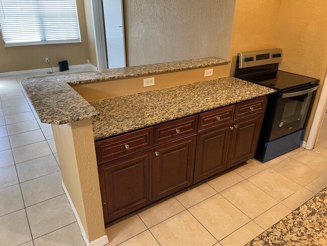 Building Photo - 1650 W 12th Ct