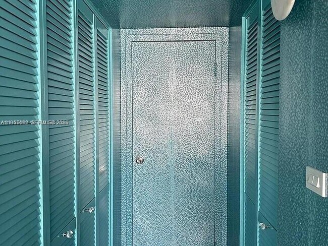 Building Photo - 7601 E Treasure Dr