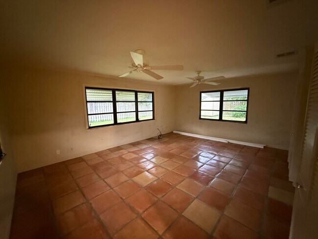 Building Photo - 817 Elm Rd