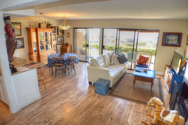 Building Photo - Panoramic ocean view from this 2 bedroom condo up on the hills of San Clemente