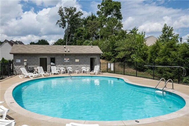 Building Photo - 3 Bed 2 Bath home with pool and lawncare included for $1825!!!