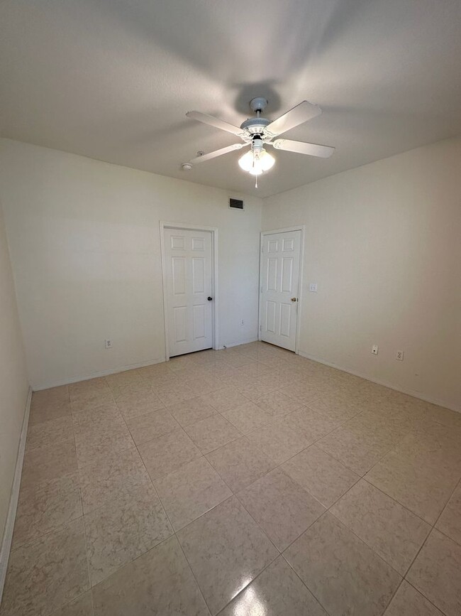 Building Photo - Beautiful 2/2 Condo in North Bonita - Acro...