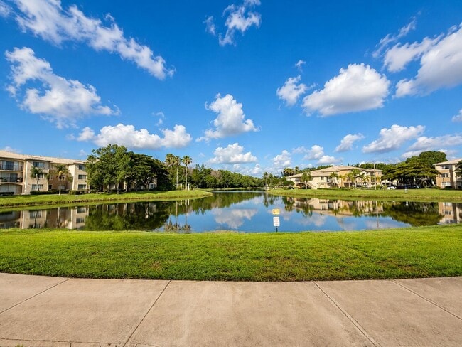 Building Photo - 600 Crestwood Ct N