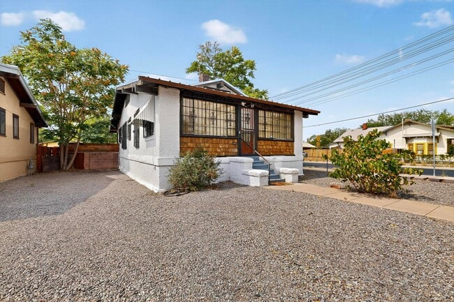 Building Photo - Downtown BUNGALOW 2 Bedroom 1 Bath