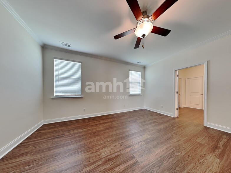 Building Photo - 207 Parkside Blvd