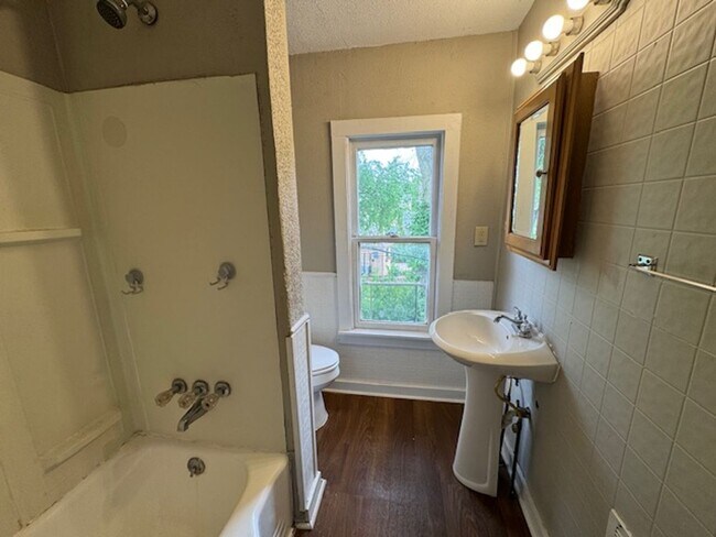 Building Photo - 414 Rose Ln