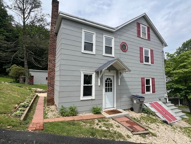 Building Photo - 3 Bedroom Home in Wernersville